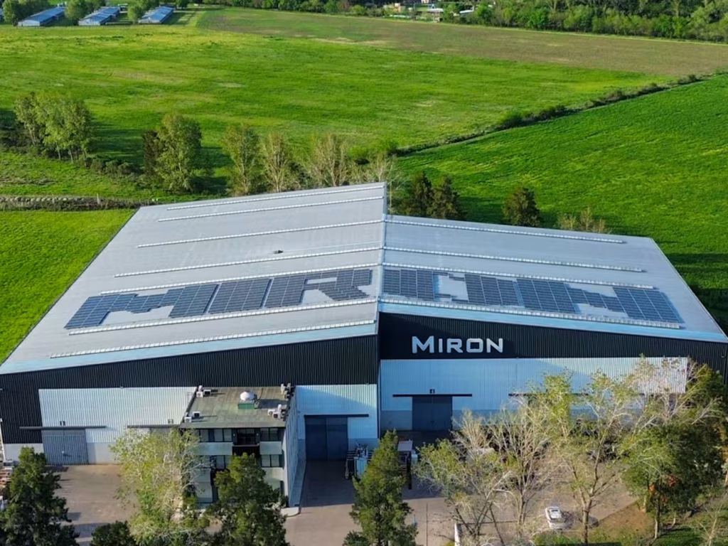 Instalación de paneles solares en Argentina: Caso de éxito fábrica autosustentable MIRON